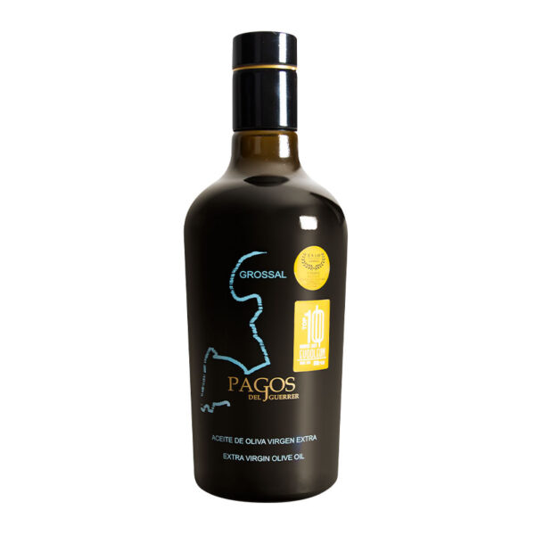 Preisgekröntes Olivenöl in einer lichtundurchlässigen Glasflasche im Design einer Rumflasche mit Aufdruck von Konturen einer iberischen Statue.