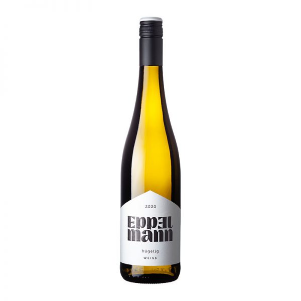 Weißwein in brauner schmaler Flasche mit weißem Etikett und schwarzer Schrift.